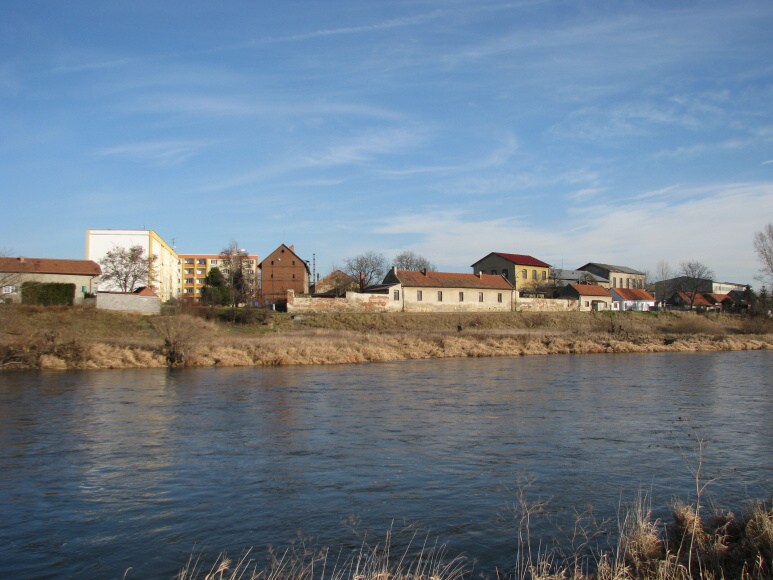 035  Pohled na Lužec z levého břehu Vltavy 18.1.2012