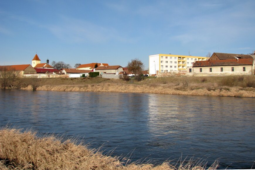 036  Pohled na Lužec z levého břehu Vltavy 18.1.2012